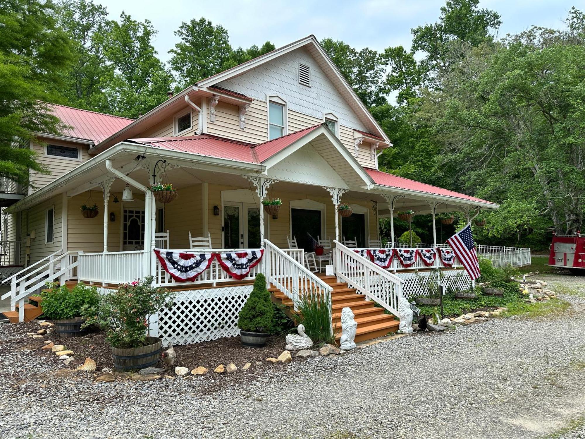 Misty Mountain Inn Blairsville Exterior photo